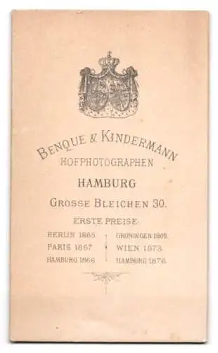 Fotografie Benque & Kindermann, Hamburg, Grosse Bleichen 30, Zwei Kinder auf einem Stuhl