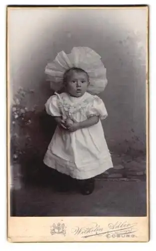Fotografie Wilhelm Adler, Coburg, Allee 6, Kind in weissem Kleid mit grossem Hut