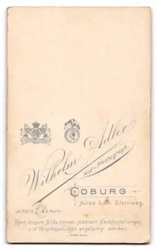 Fotografie Wilhelm Adler, Coburg, Allee 6, Kind in weissem Kleid mit grossem Hut