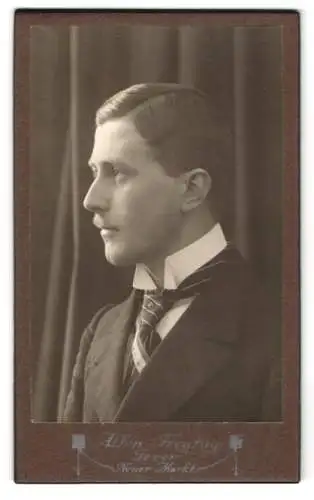 Fotografie Albin Freytag, Jever, Neuer Markt, Porträt eines jungen Mannes im Profil