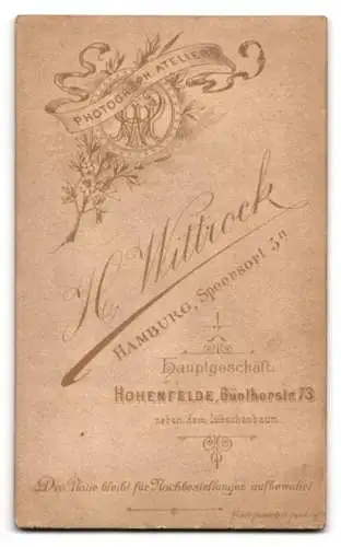 Fotografie H. Wittrock, Hamburg, Speersort 51, Kind in dunkler Kleidung