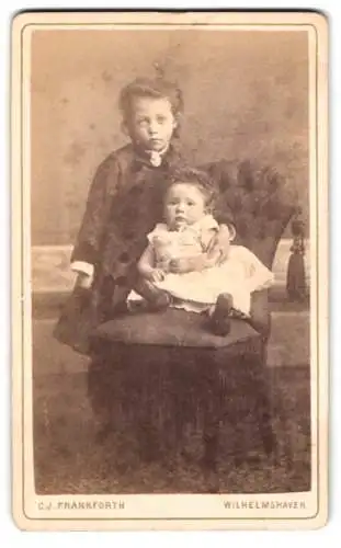Fotografie C.J. Frankforth, Wilhelmshaven, Zwei Kinder auf einem Stuhl