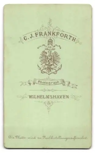 Fotografie C.J. Frankforth, Wilhelmshaven, Zwei Kinder auf einem Stuhl