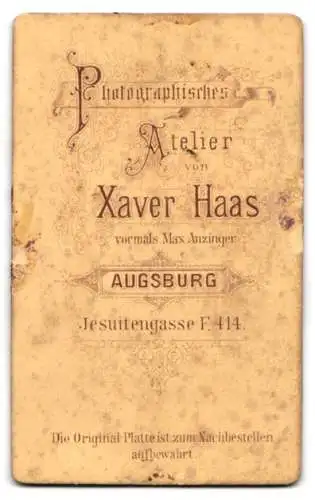 Fotografie Xaver Haas, Augsburg, Jesuitengasse F. 414, Mutter mit Kleinkind auf Tisch sitzend