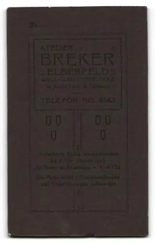Fotografie Atelier Breker, Elberfeld, Wallstrasse, Eleganter Herr im Sessel