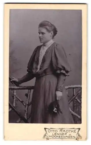 Fotografie Otto Radtke, Lennep, Frau im edlen Kleid mit Blumenstrauss