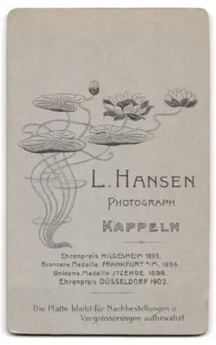 Fotografie L. Hansen, Kappeln, Porträt einer Frau in kariertem Kleid