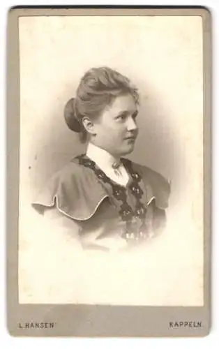 Fotografie L. Hansen, Kappeln, Porträt einer jungen Frau mit elegantem Kleid