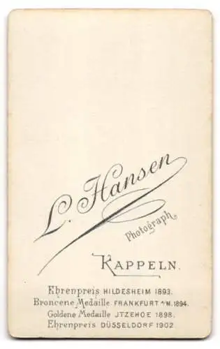 Fotografie L. Hansen, Kappeln, Mädchen in nachdenklicher Pose am Tisch