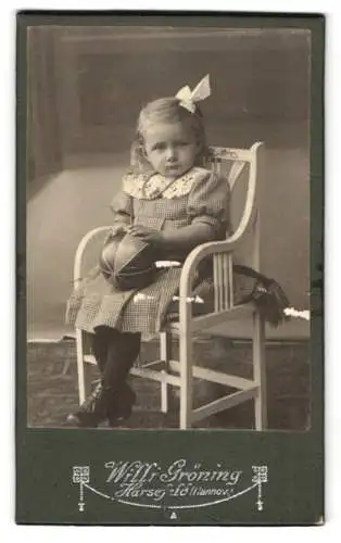 Fotografie Willi Gröning, Harsefeld, Mädchen mit Ball auf einem Stuhl