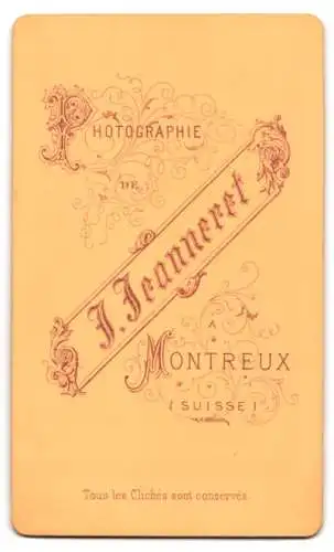 Fotografie J. Jeanneret, Montreux, Porträt eines Jungen in Anzug mit Fliege
