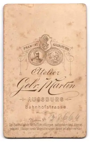 Fotografie Gebr. Martin, Augsburg, Bahnhofstrasse, Porträt einer Frau in tailliertem Kleid
