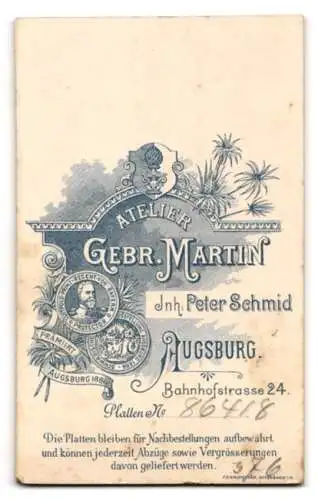 Fotografie Gebr. Martin, Augsburg, Bahnhofstr. 24, Porträt eines Kleinkindes mit Korb