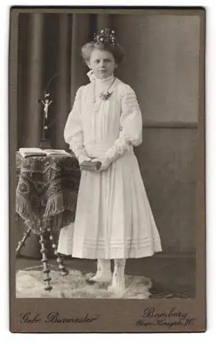 Fotografie Gebr. Burmester, Bamberg, Obere Königstr. 20, Mädchen mit Krone und Buch