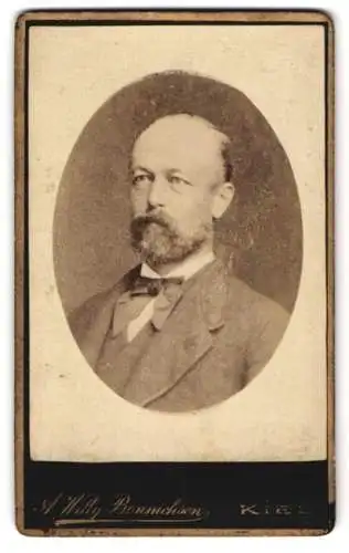 Fotografie A. Willy Bonnichsen, Kiel, Vorstadt 5, Portrait eines eleganten Herrn