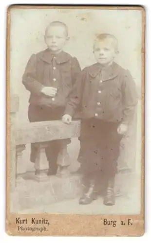 Fotografie Kurt Kunitz, Burg a. F., Zwei Jungen in dunkler Kleidung