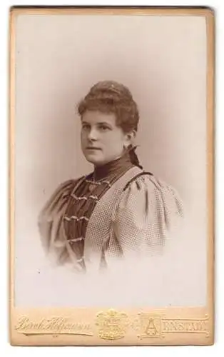 Fotografie Bernh. Hoffmann, Arnstadt, Portrait einer Frau mit elegantem Kleid