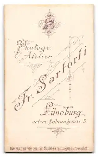 Fotografie Fr. Sartorti, Lüneburg, untere Schrangenstr. 5, Porträt einer jungen Frau in elegantem Kleid