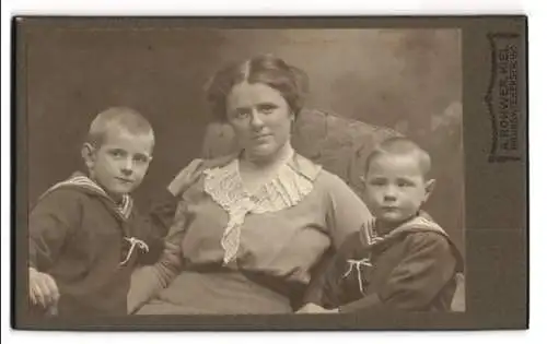 Fotografie A. Rohwer, Kiel, Brunswikerstrasse 15a, Mutter mit zwei Kindern in Matrosenanzügen