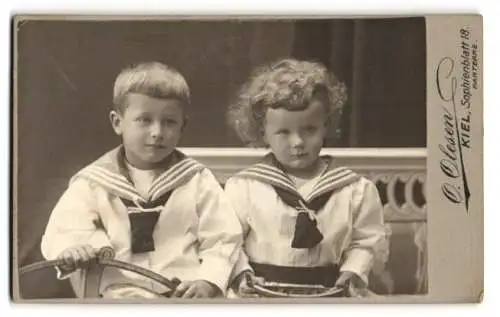 Fotografie O. Olesen, Kiel, Sophienblatt 18, Zwei Kinder in Matrosenanzügen