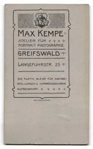 Fotografie Max Kempe, Greifswald, Langefuhrstr. 25, Porträt einer Frau im Stuhl