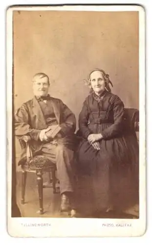 Fotografie T. Illingworth, Halifax, Gibbet Street, Älteres Paar auf Stühlen