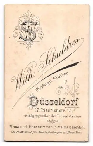 Fotografie Wilh. Schuldres, Düsseldorf, Friedrichstr. 17, Dame mit elegantem Kleid und Buch