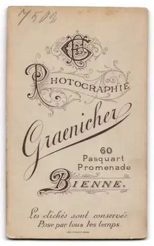 Fotografie F. Graenicher, Bienne, Pasquart Promenade 60, Kleinkind auf Stuhl