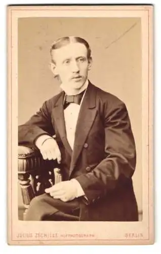 Fotografie Julius Zschille, Berlin, Neue König-Str. 1a, Portrait eines eleganten Herrn