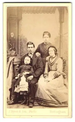 Fotografie J. Byron & Son, Nottingham, Ram Yard Market Place, Familienporträt