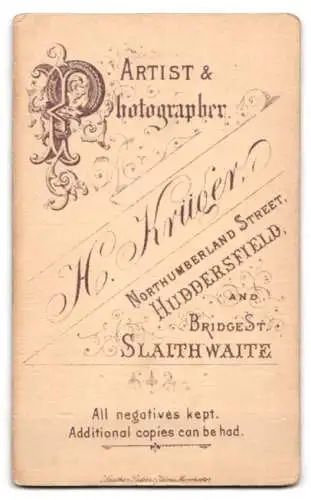 Fotografie H. Krüger, Huddersfield &amp Slaithwaite, Northumberland Street, Ältere Dame mit Kopfbedeckung
