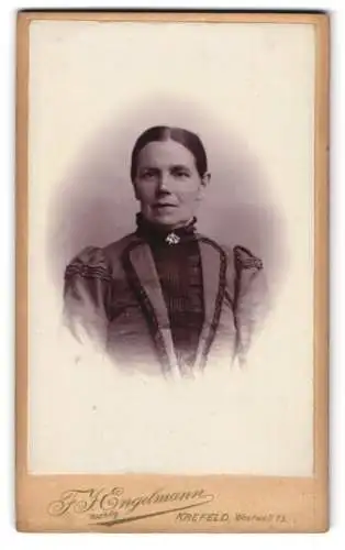 Fotografie F. J. Engelmann, Krefeld, Westwall 73, Portrait einer Dame in hochgeschlossenem Kleid