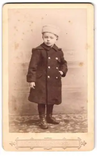 Fotografie Heinrich Freytag, Zeulenroda, Junge in Mantel mit Mütze