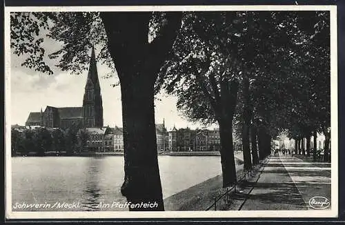 AK Schwerin /Meckl., Am Pfaffenteich, Blick zur Kirche