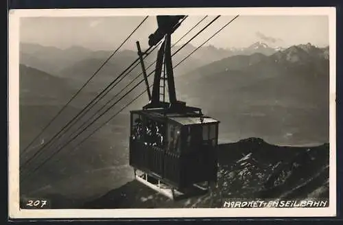 AK Nordkettenseilbahn, Kabine vor Bergpanorama