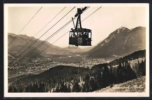 AK Garmisch-Partenkirchen, Kreuzeck-Bahn mit Stadtansicht, Ettaler Mandl, Loisachtal u. Wenkgruppe