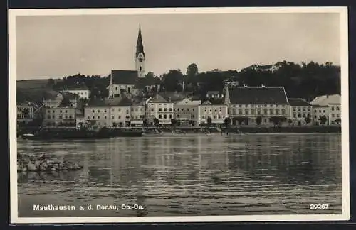 AK Mauthausen a. d. Donau, Kirche im Ortsbild vom gegenüberliegenden Flussufer betrachtet