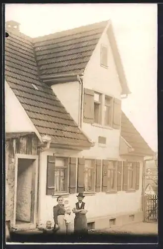 Foto-AK Tailfingen / Albstadt, Familie vor dem Haus in der Friedhofstrasse 22, um 1930