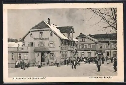 AK Hinterzarten /Schwarzwald, Gasthaus zum Bahnhof mit Passanten