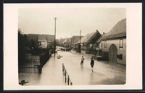 Foto-AK Zaberfeld, Überflutete Strasse mit Anwohnern