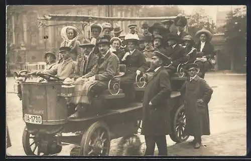 Foto-AK München, Ausflügler im Elektro-Bus der Fremdenfahrt Bavaria