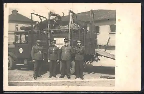 Foto-AK Tschechische Soldaten in Uniform vor einem Pferde-Transport des Roten Kreuz