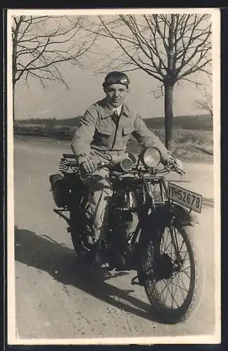 AK Mann auf seinem Motorrad mit dem Kennzeichen IT-52678