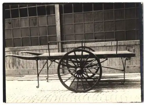 Fotografie Kutschwagen, Wagenfabrik Karl Weinberger Zeppelinstrasse 71 in München auf dem Fabrikhof