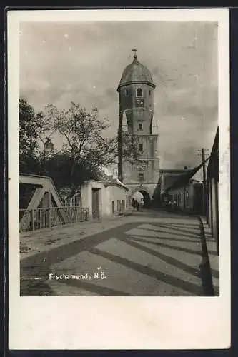 AK Fischamend /N. Ö., Blick auf das Stadttor