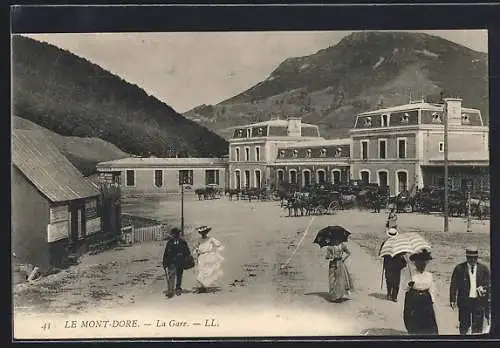 AK Le Mont-Dore, La Gare, Kutschen und Leute am Bahnhof