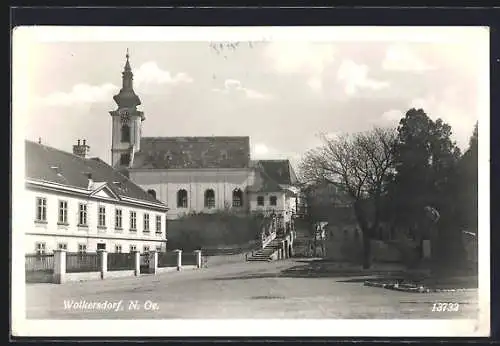 AK Wolkersdorf /N.-Oe., Kirche mit Strassenpartie