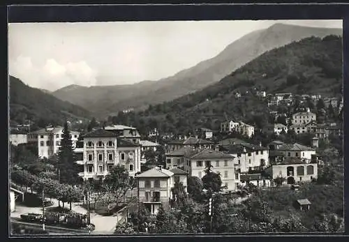 AK Tesserete /Lugano, Ortsansicht mit Bahnübergang und Bergpanorama