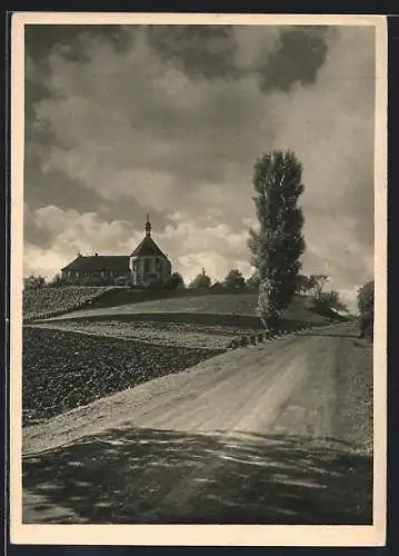 AK Vogelsburg bei Volkach, Kirche mit Strasse im Sonnenschein