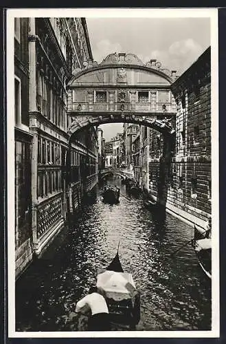 AK Venezia / Venedig, Ponte dei Sospiri, Partie mit Gondeln und Seufzerbrücke